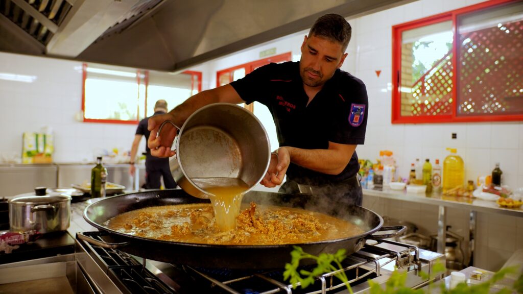 Un bombero de Albacete cocina en Bomberos cocineros, de Canal Cocina