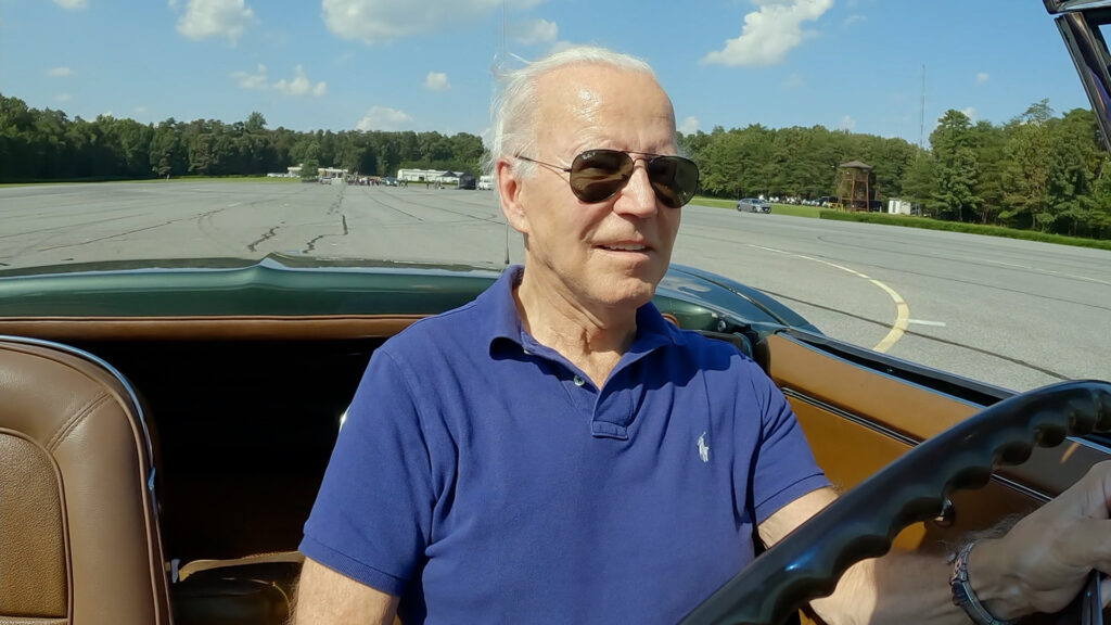 Joe Biden echa una carrera a 190 kilómetros por hora con su Corvette en la nueva entrega de El garaje de Jay Leno