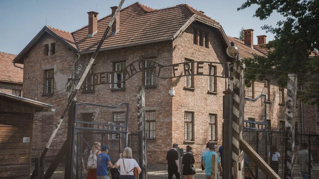 Canal HISTÓRIA estreia Auschwitz em 33 objetos