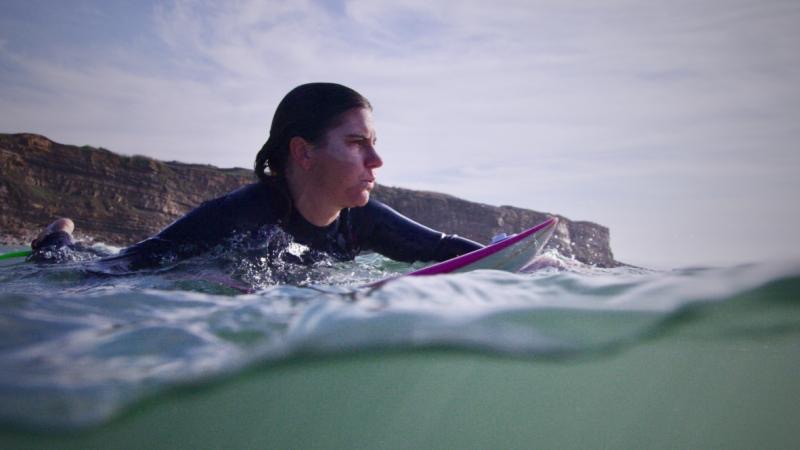 Odisea explora el profundo miedo a ahogarse de la campeona de surf de olas grandes en el documental ‘Big vs Small’