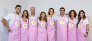 Canal Cocina y la Fundación Sandra Ibarra crean un delantal solidario frente al cáncer de mama