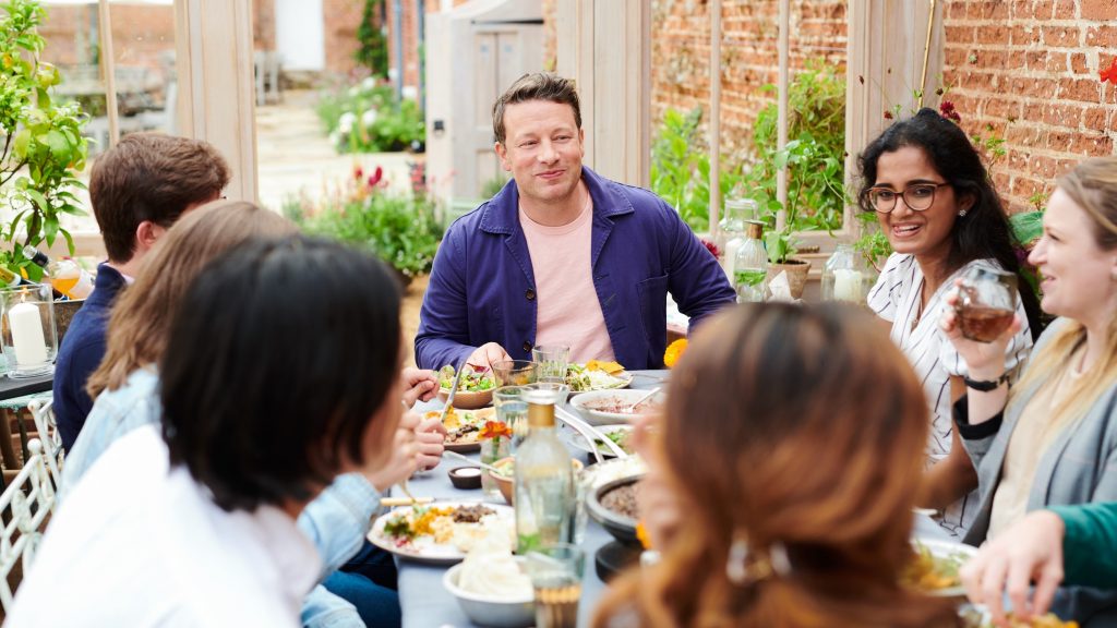 Jamie Oliver propone recuperar el tiempo perdido de la pandemia con ‘Celebrar otra vez con Jamie’, la nueva serie de Canal Cocina