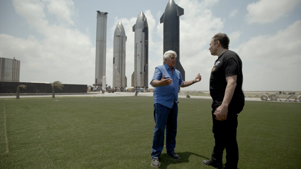 Elon Musk muestra su revolucionaria fábrica de cohetes SpaceX en el próximo episodio de ‘El Garaje de Jay Leno’