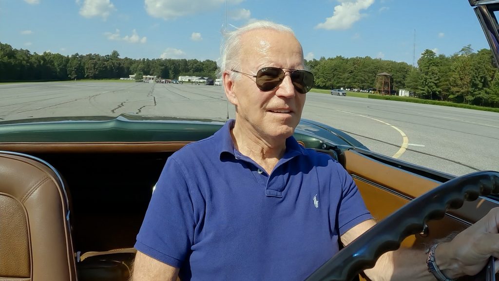 Joe Biden echa una carrera a 190 kilómetros por hora con su Corvette en la nueva entrega de ‘El garaje de Jay Leno’