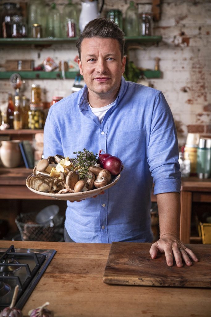 Jamie Oliver se inspira en cestas de la compra reales de familias para elaborar sabrosas recetas  en su nuevo programa en Canal Cocina