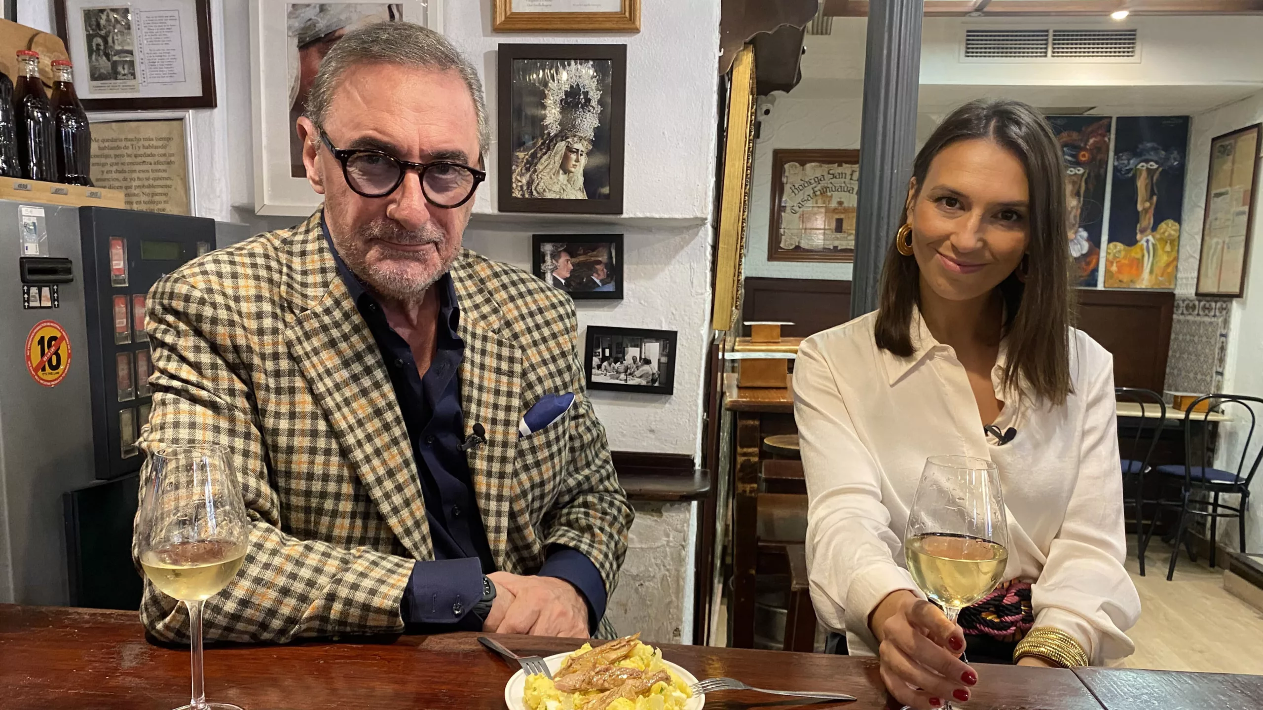 Carlos Herrera muestra a Verónica Zumalacárregui los secretos gastronómicos de Sevilla en Me voy a comer el mundo