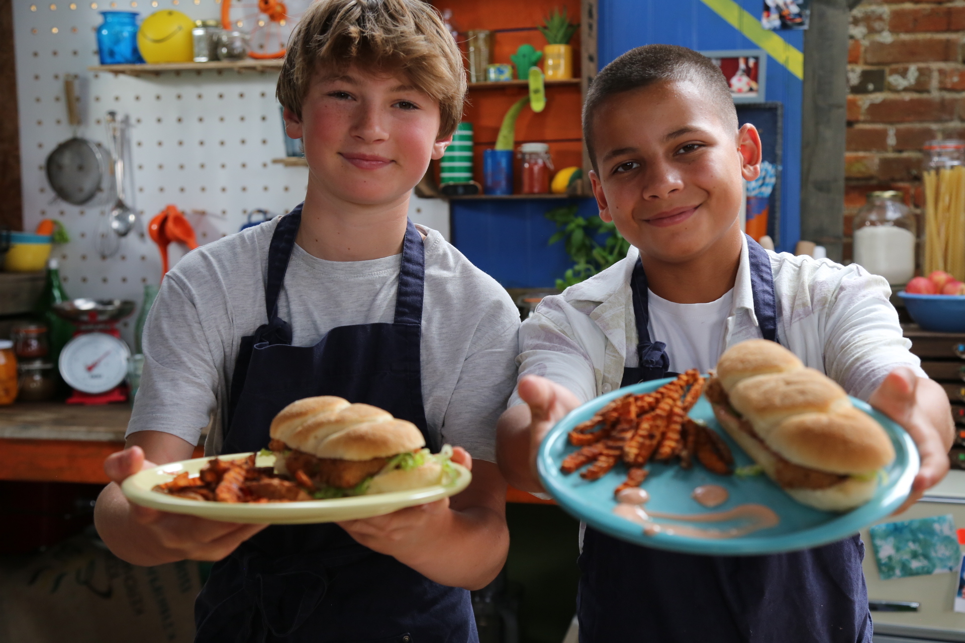 Enfamilia estrena ‘Cocinando con Buddy Oliver’, el nuevo programa culinario del hijo de Jamie Oliver